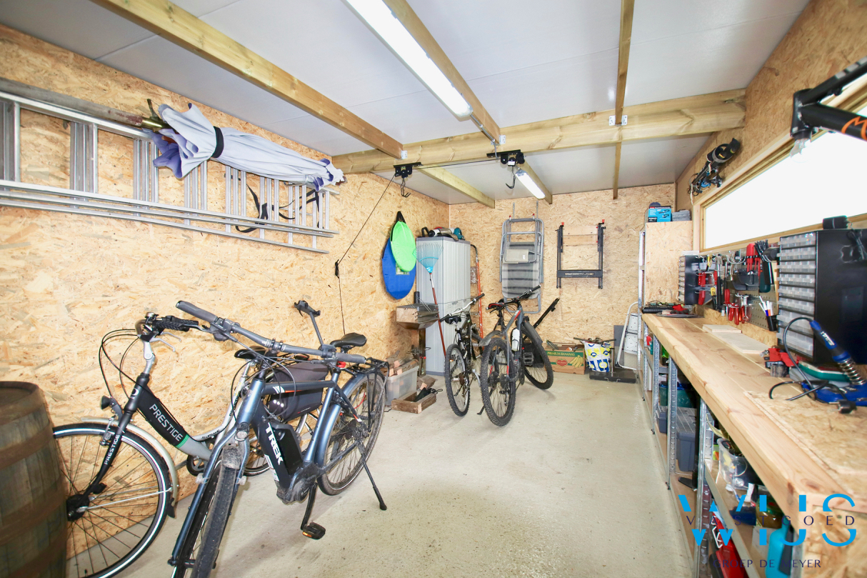 TOTAAL Gerenoveerde bungalow op een TOPlocatie in ERTVELDE ! 