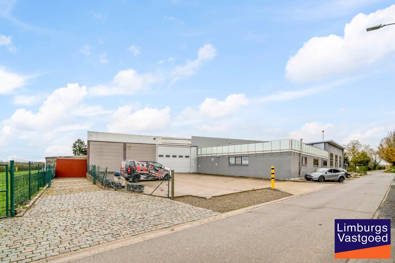 Bedrijfsgebouw met kantoren, magazijnen en woonst - groot 2580 m² 