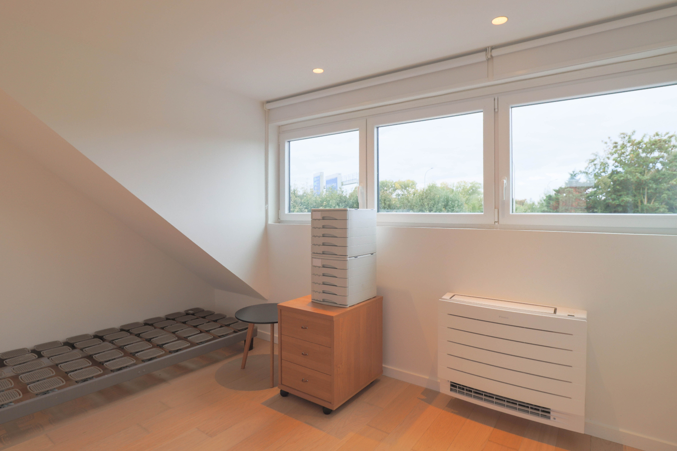 Volledig gerenoveerde en instapklare woning met 3 slaapkamers en tuin te Kortrijk! Doorniksewijk ! 