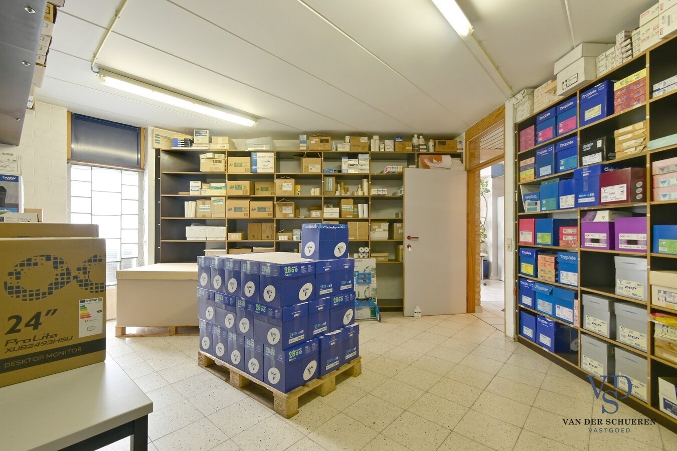 Ruim handelspand met penthouse in villastijl 