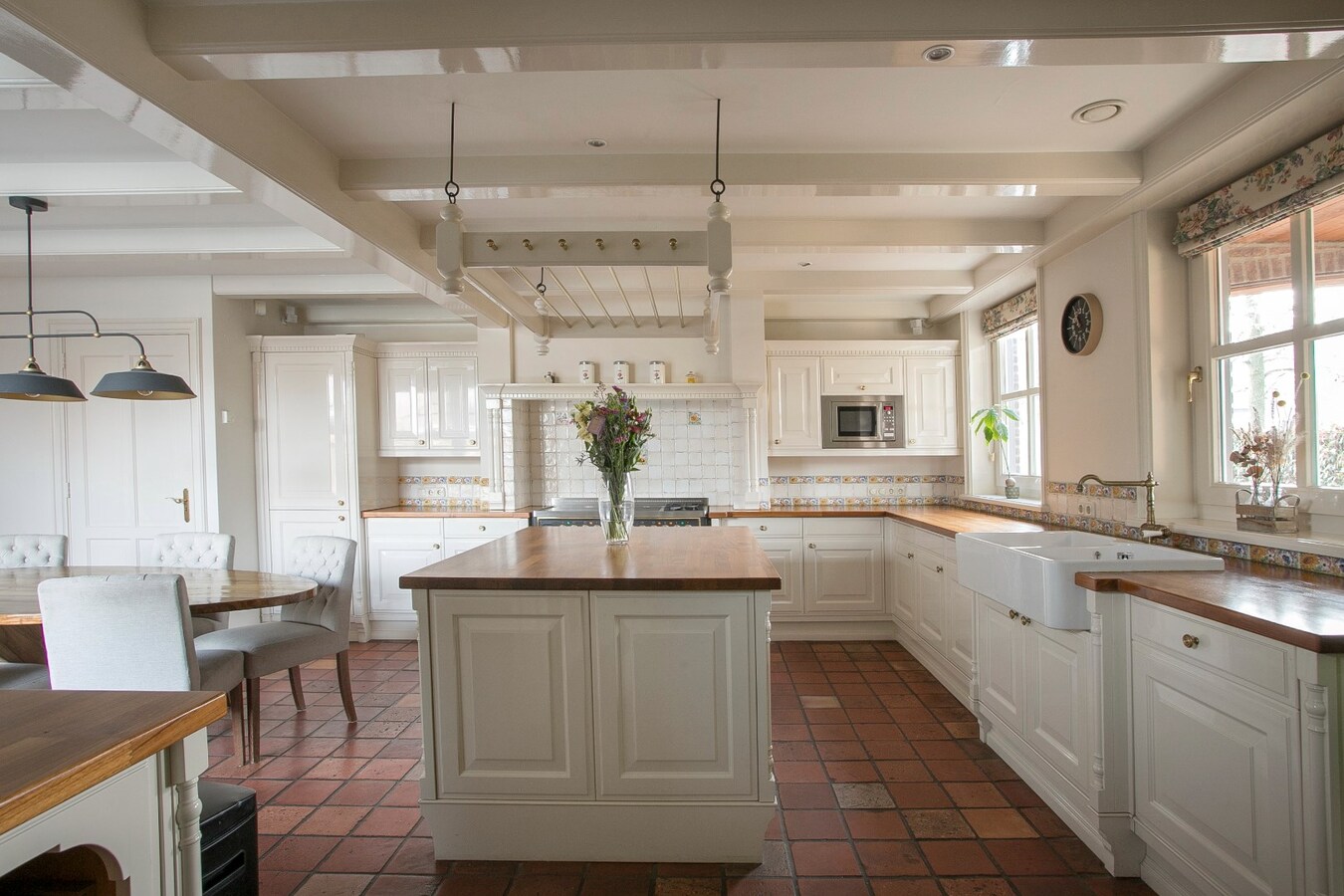 Riante vrijstaande villa met rieten dak gelegen op een perceel van 1.240 m2. 