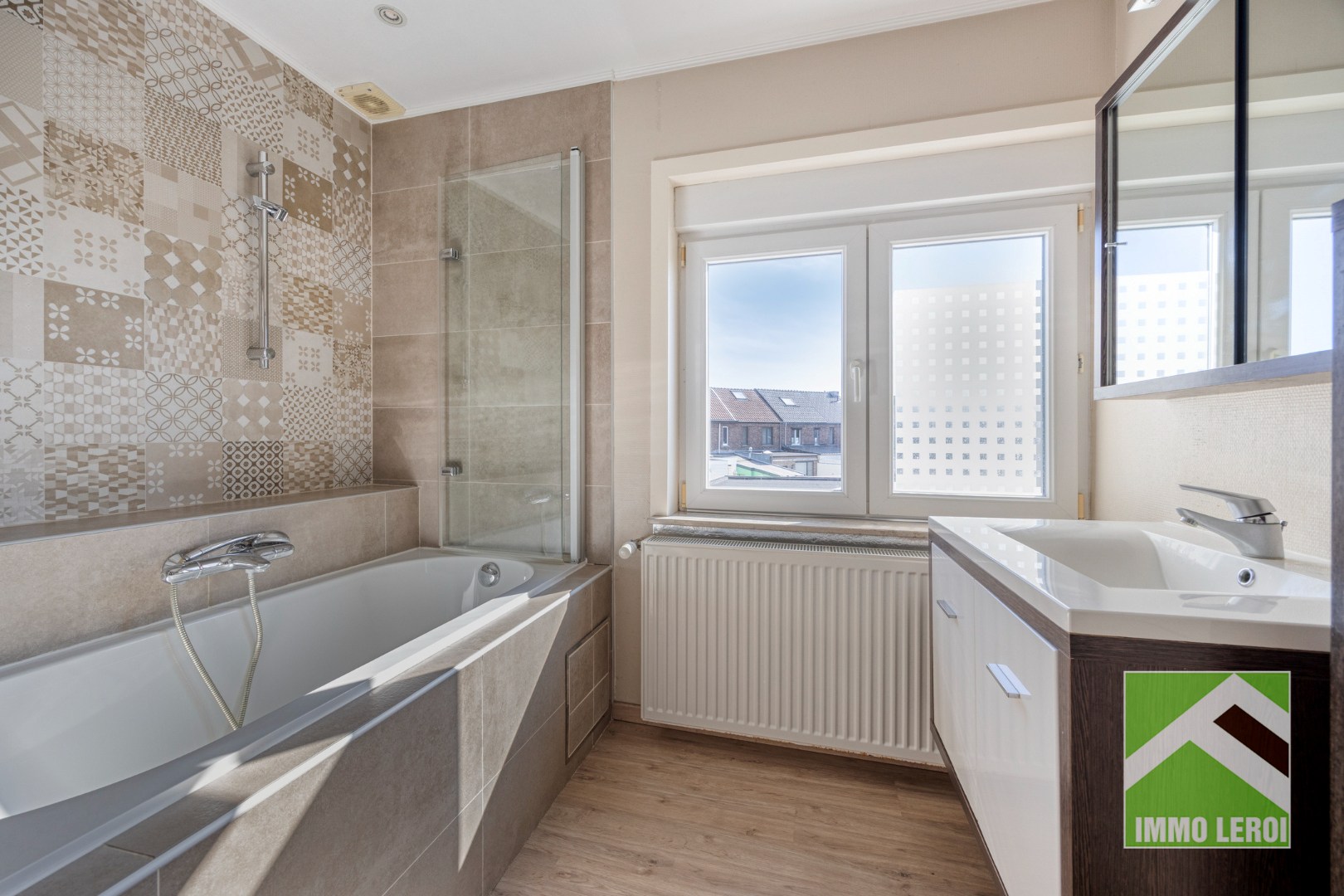 Badkamer met bad/douche