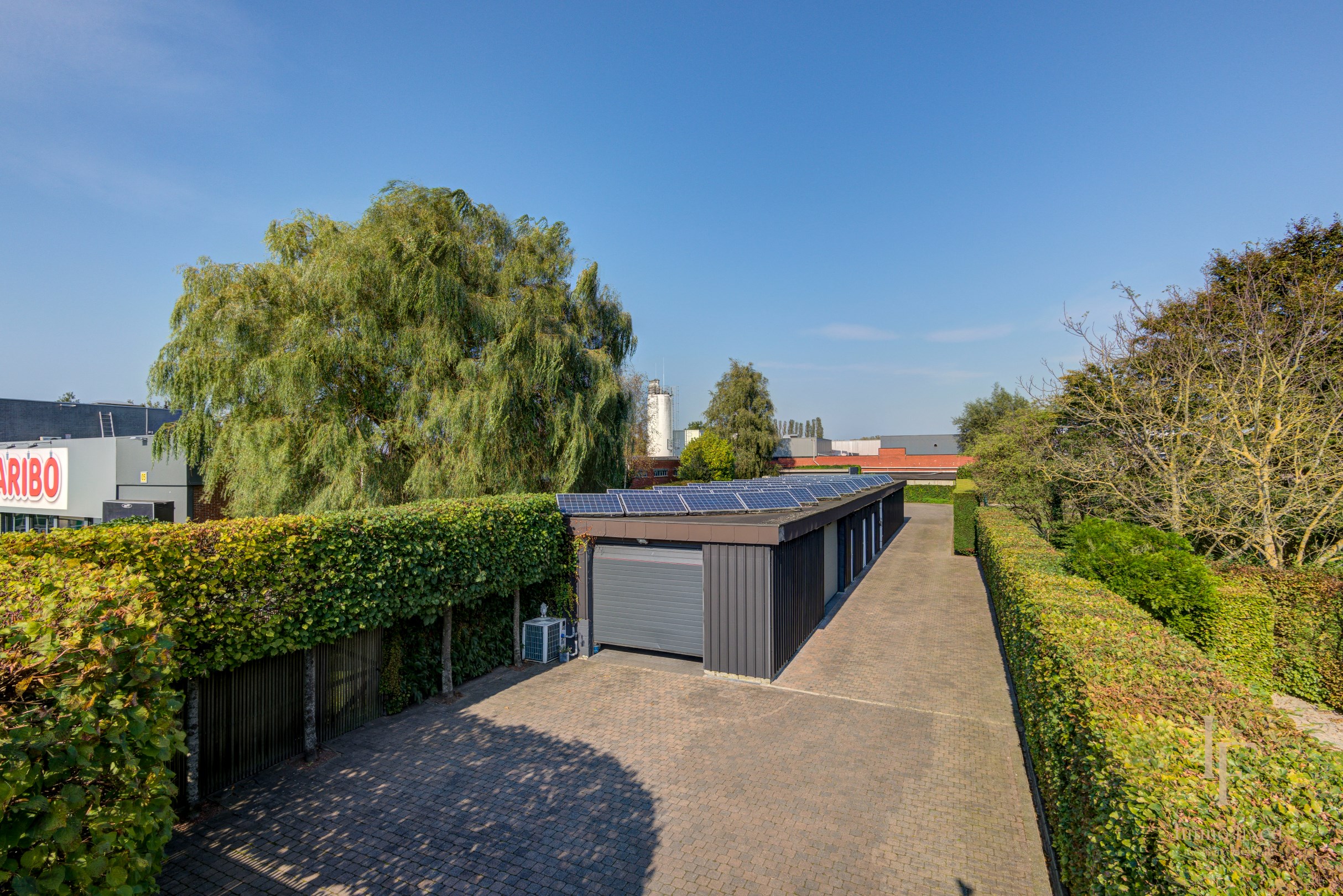 Villa met magazijn, garagebox en 12+ parkeerplaatsen te Kontich! 