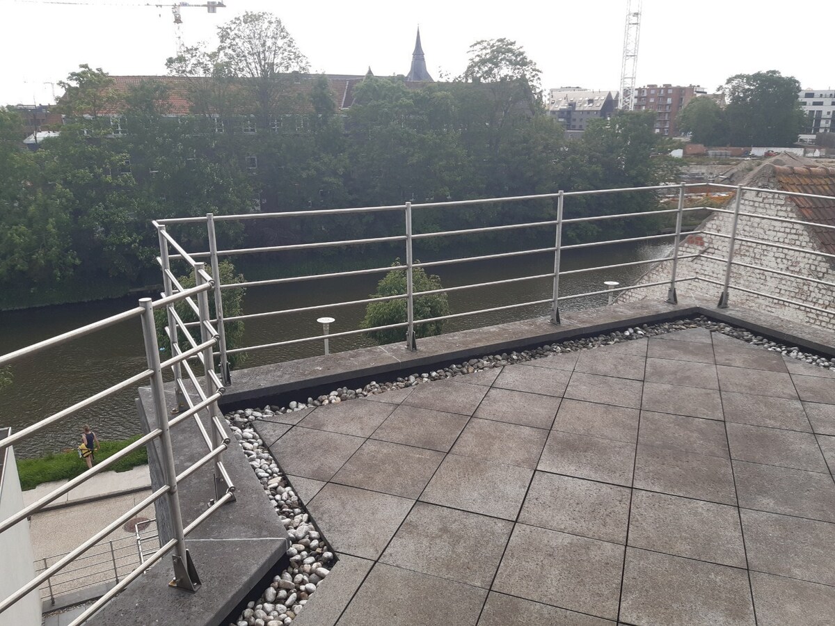 Tof dakappartement met aangenaam zonneterras. 