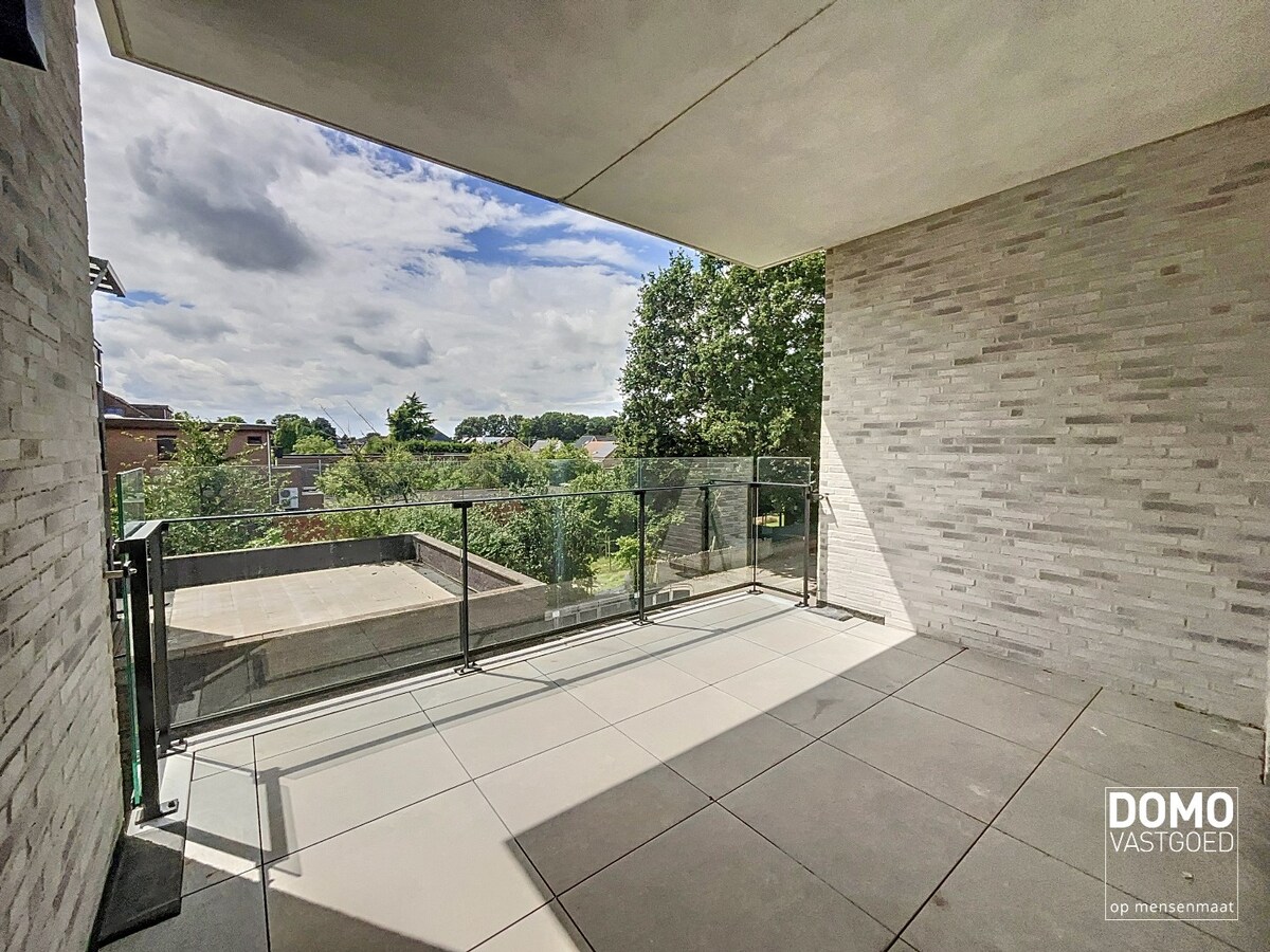 NIEUWBOUWAPPARTEMENT MET 2 SLAAPKAMERS, RUIM TERRAS, ONDERGRONDSE AUTOSTANDPLAATS EN KELDERBERGING AANWEZIG IN MAASMECHELEN 