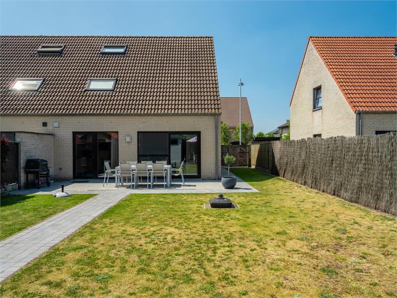 Instapklare woning in rustige wijk te Eeklo. 