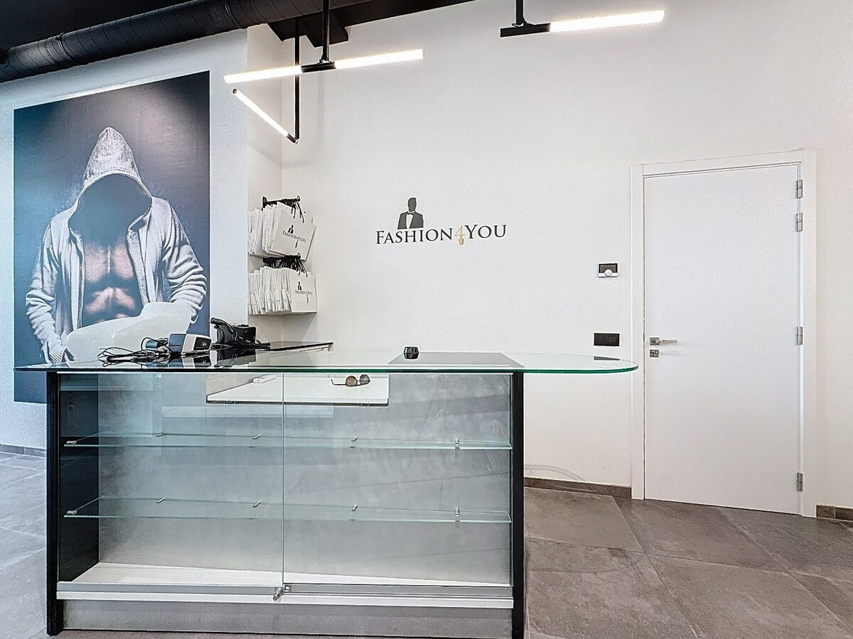 Nieuwbouw (2022) winkelruimte in Stationsstraat te centrum Zottegem 