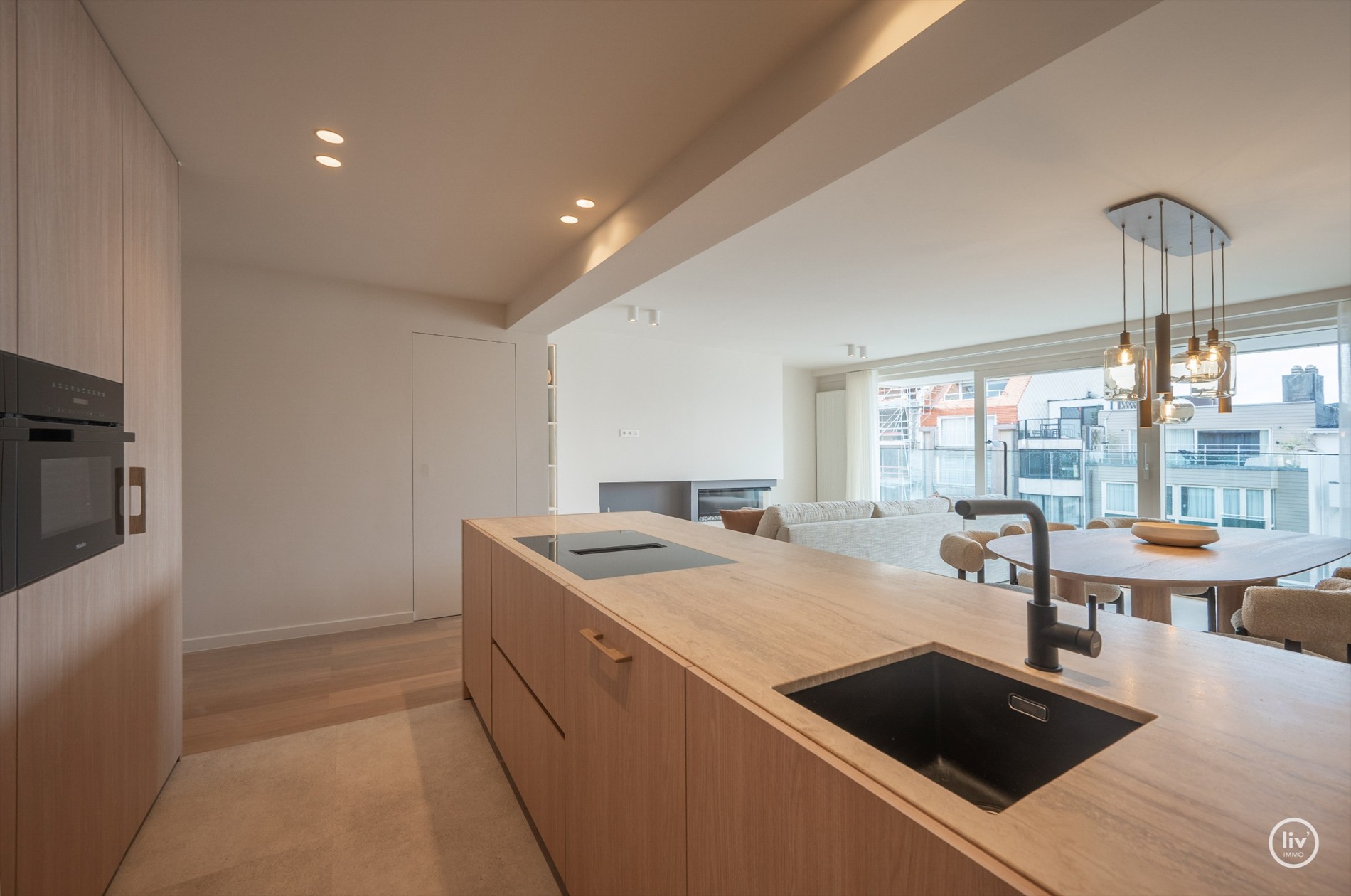 OPENDEURDAG te Zaterdag 31/10 te Lippenslaan 166 (tussen 11u en 13u): Luxueus volledig gerenoveerd 3 slaapkamer appartement te Lippenslaan gelegen op wandelafstand van het Albertstrand. 