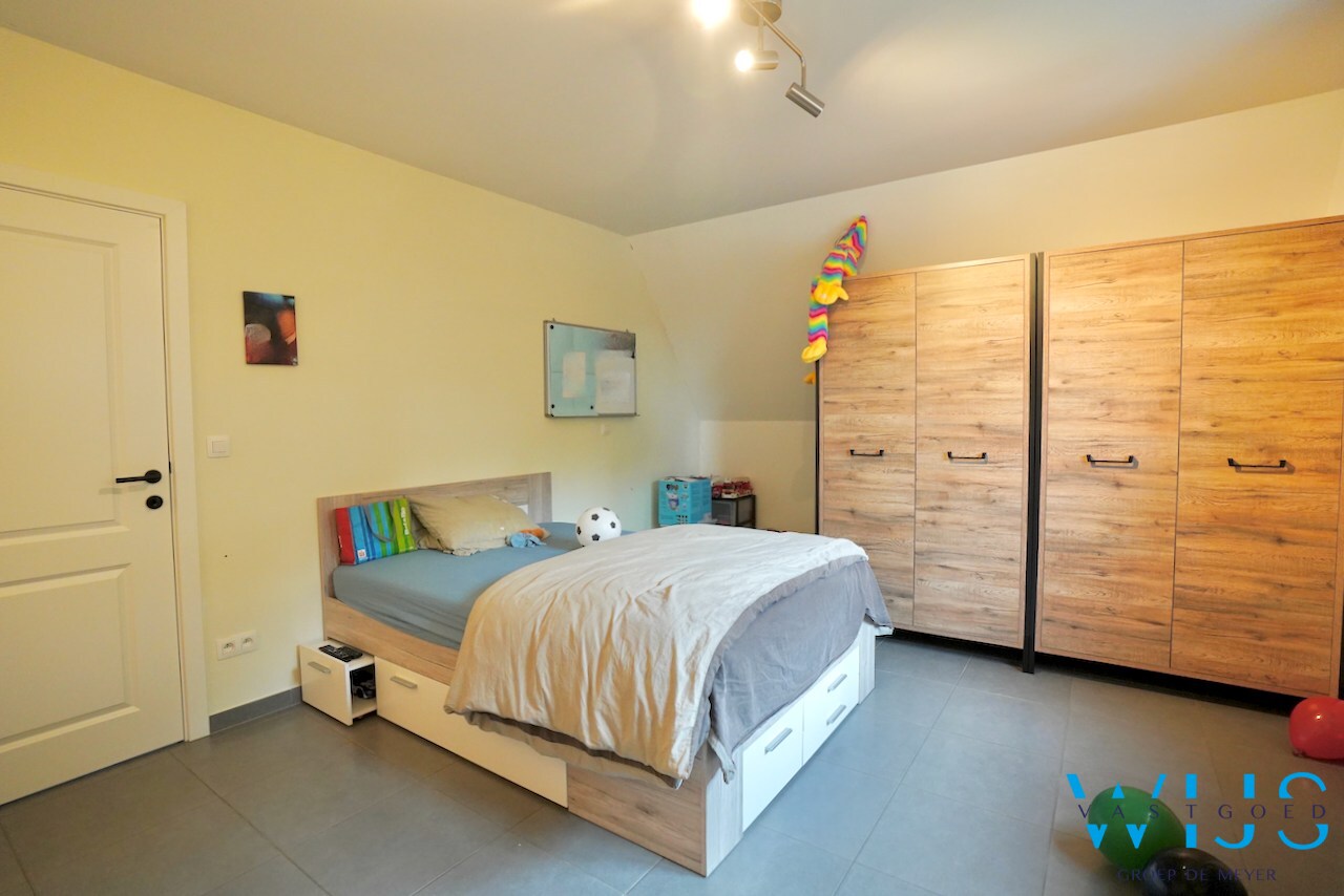 Prachtig appartement MET GARAGE in het rustige landelijke OOSTEEKLO ! 