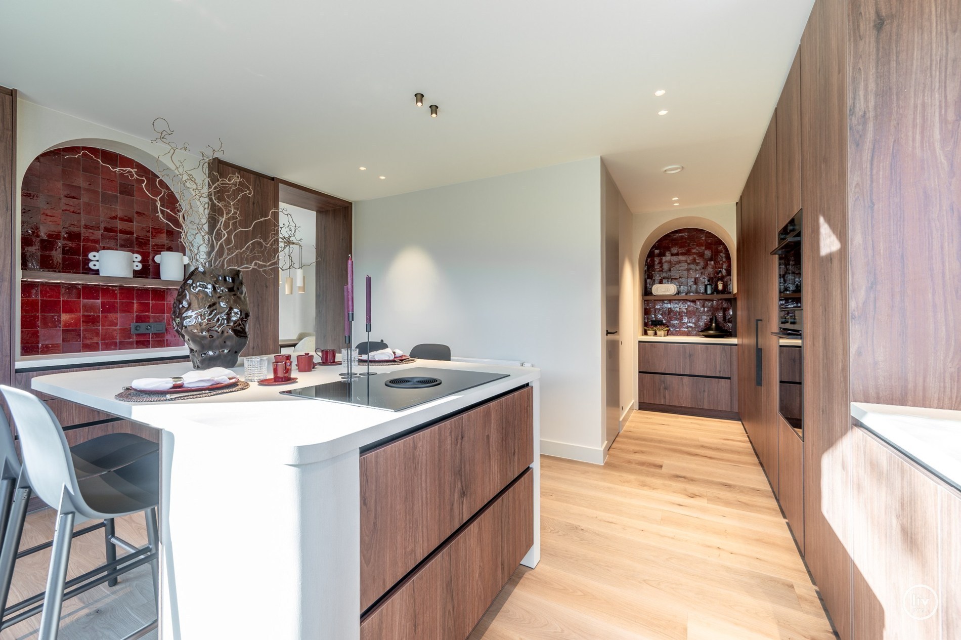 Magnifique villa rénovée, située sur un grand terrain de 1365 m2 dans un quartier résidentiel de villas, à proximité du centre de Knokke. 