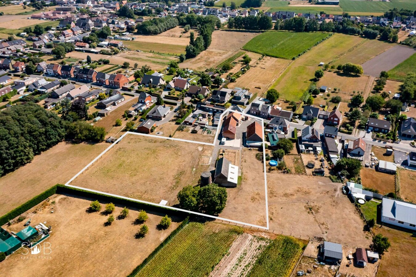 Hedendaagse woning met diverse bijgebouwen op 8.255m² 