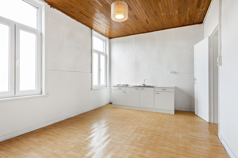 VERKOCHT!Op te frissen handelspand met woonst. 