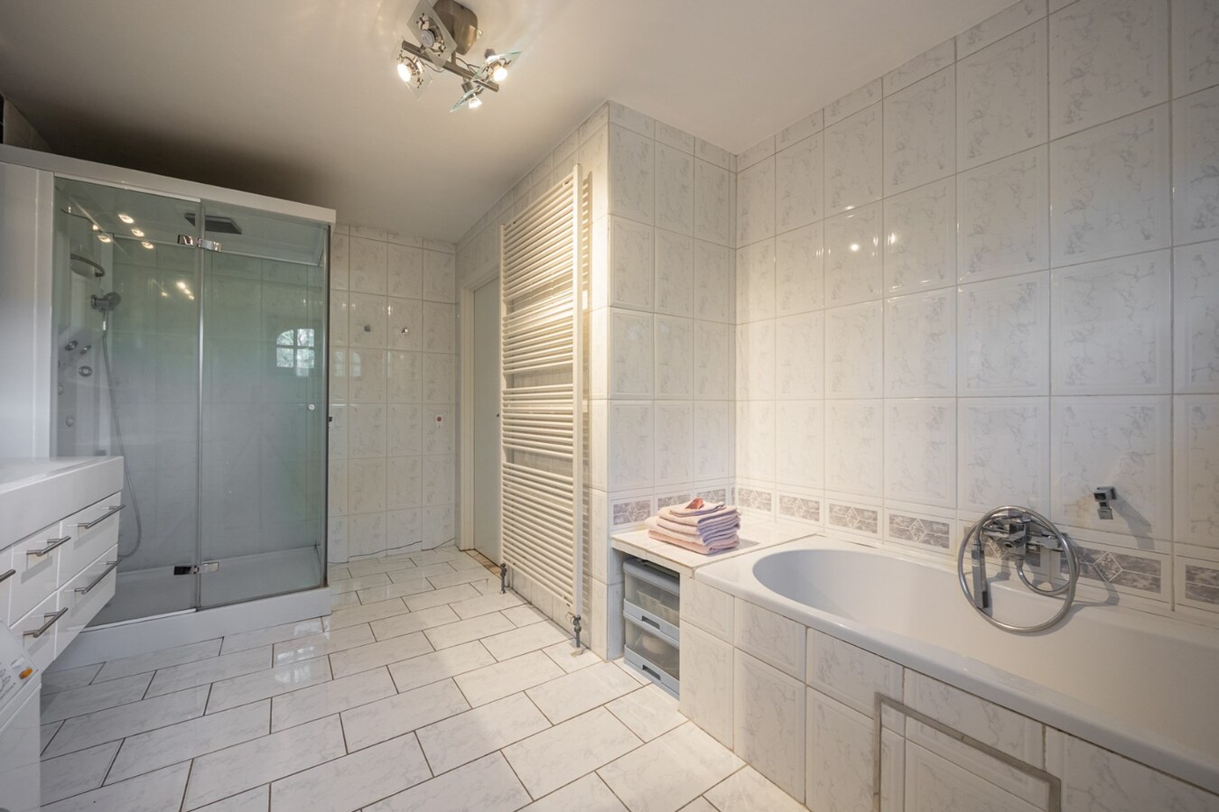 Prachtige villa met 3 slaapkamers en praktijk/kangoeroewoning met ZW-tuin op 1.892 m² 