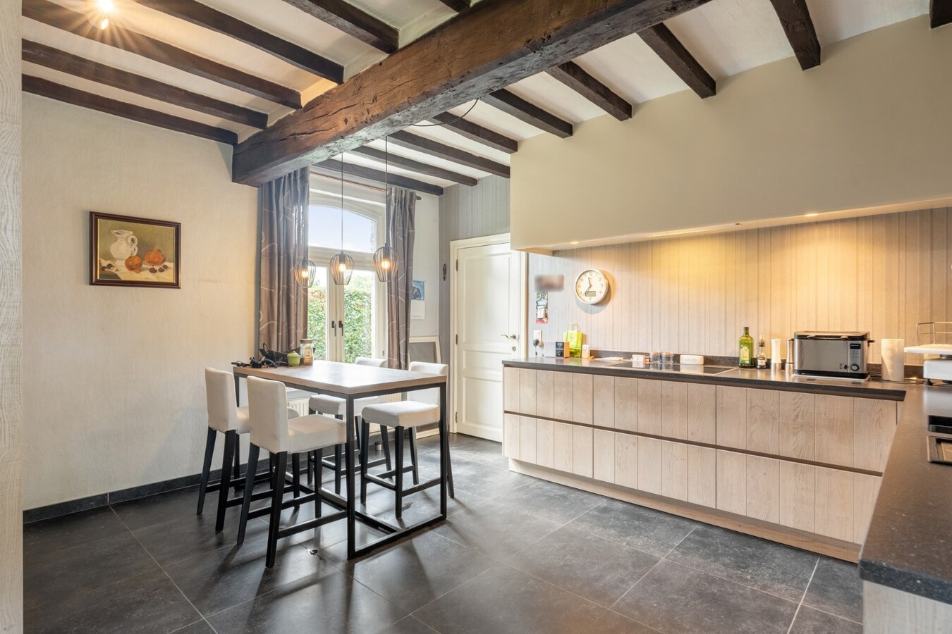 Ruim, karaktervol landhuis met parkachtige tuin op perceel van 16a29ca. 