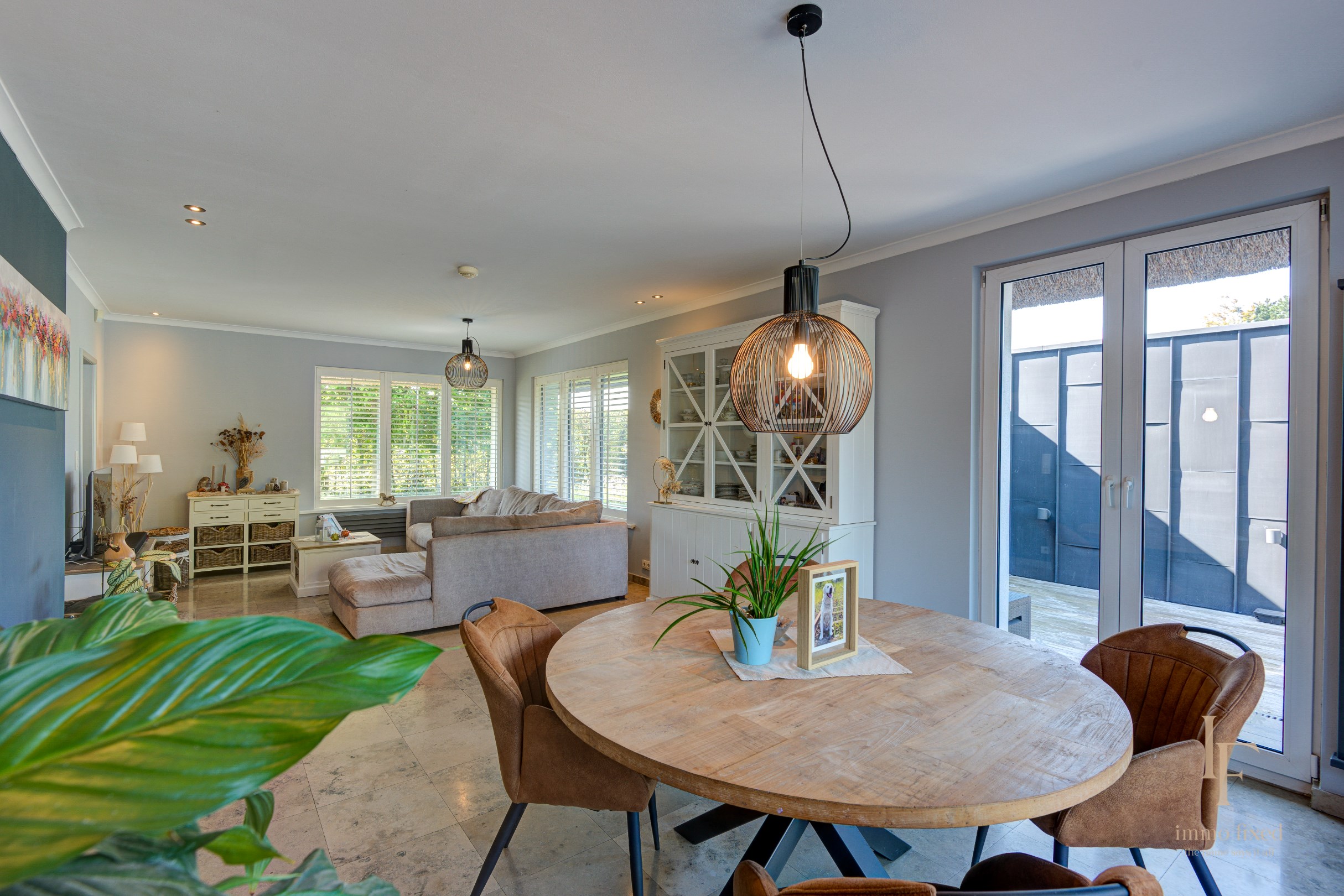 Villa met magazijn, garagebox en 12+ parkeerplaatsen te Kontich! 