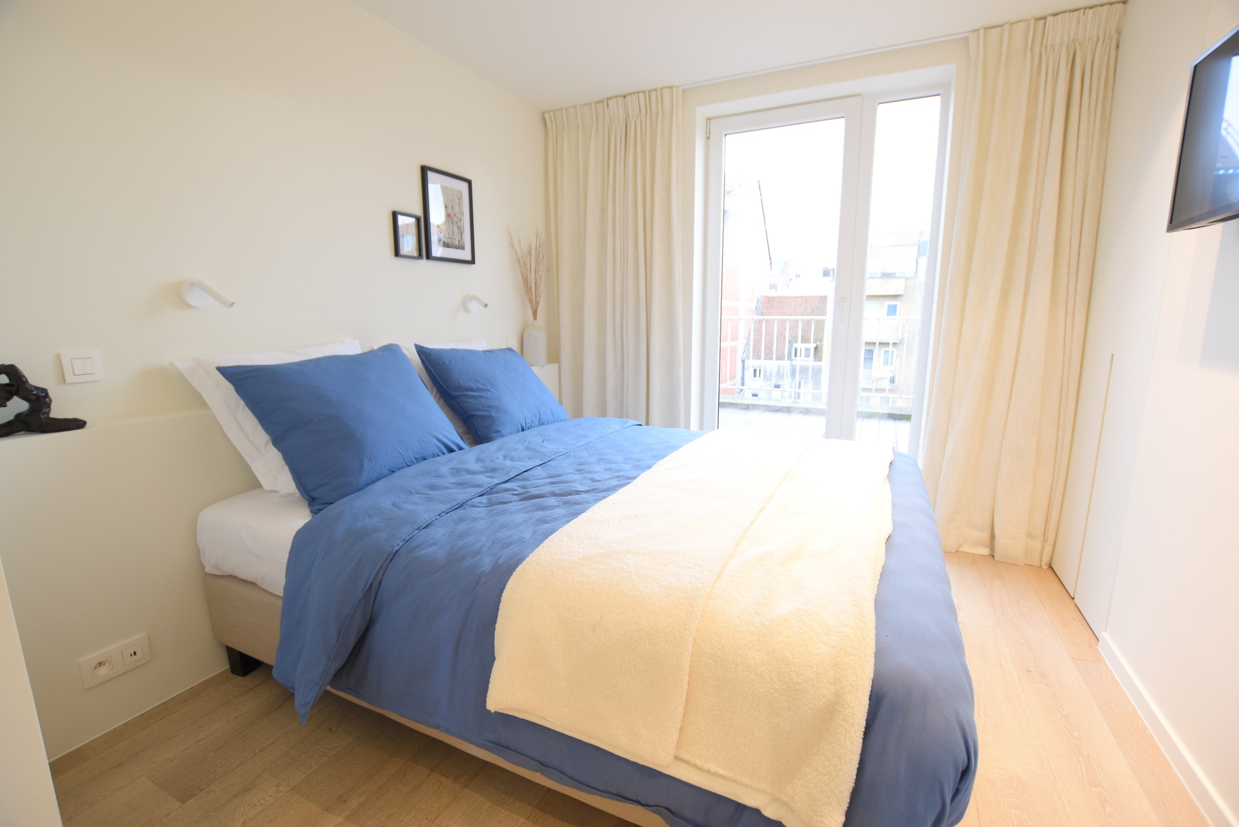 Appartement sous les toits entièrement rénové avec terrasses ensoleillées à 20 mètres à pied de la digue Albertstrand. 