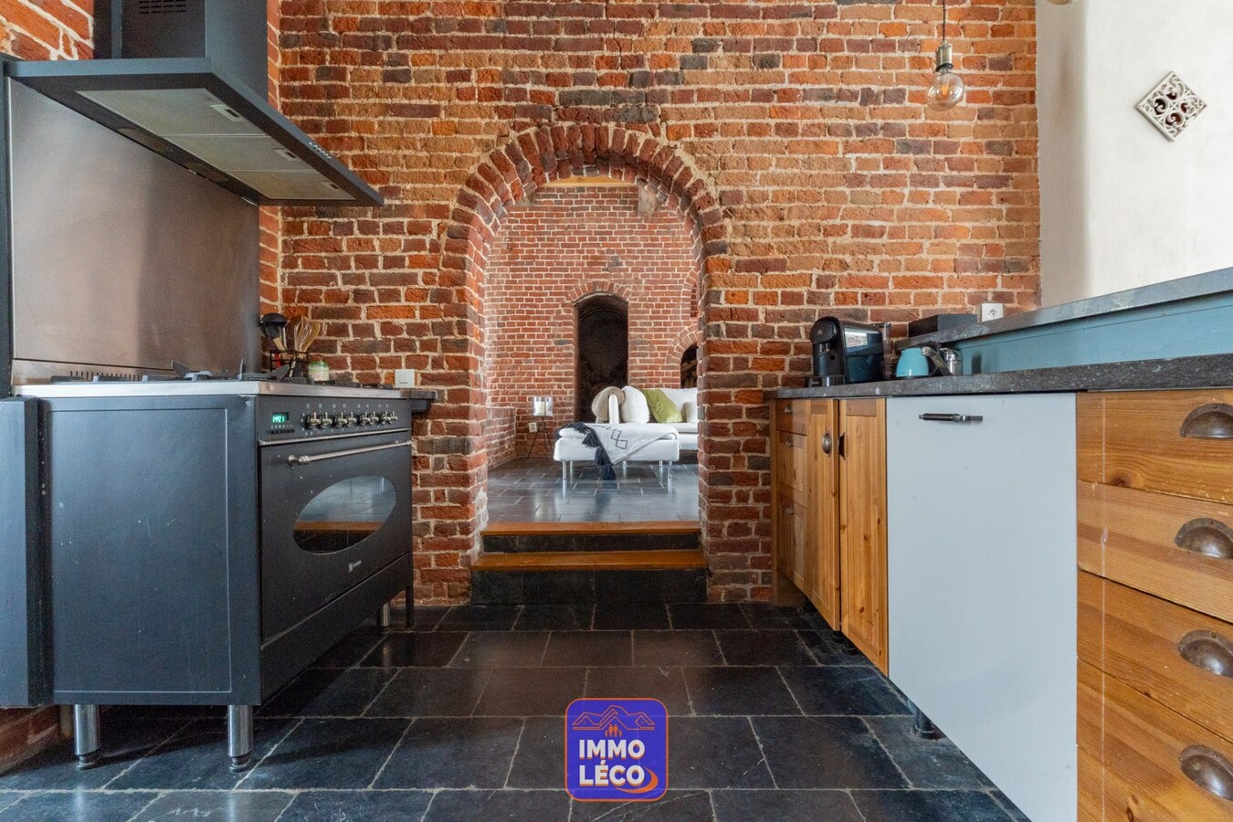 Ensemble immobilier avec restaurant, habitation, entrepôt et bureaux, IDEAL INVESTISSEURS !! 