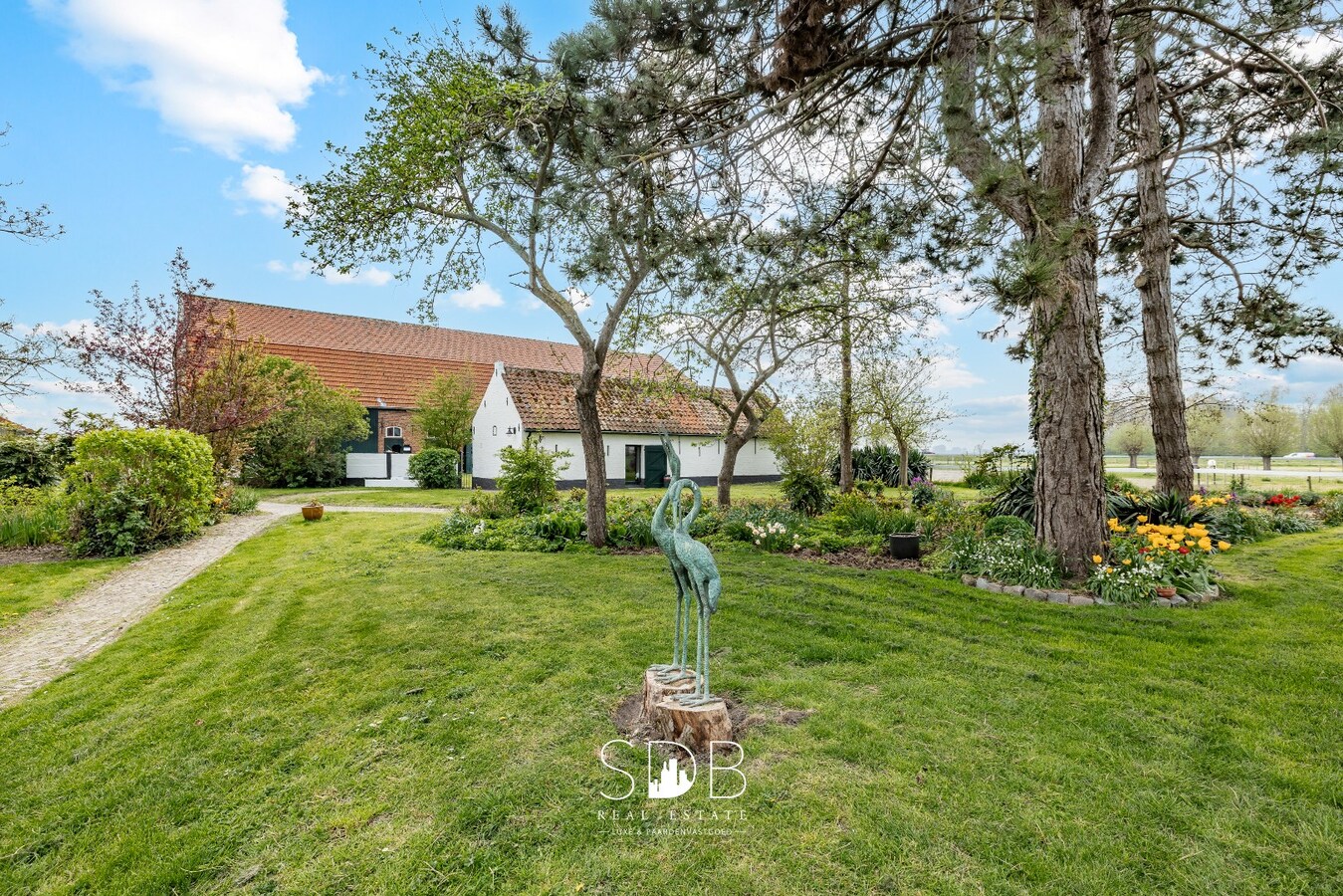 Landelijke woning met authentiek gastenhuis, stalgebouw, graslanden en buitenpiste op 20.285m² 