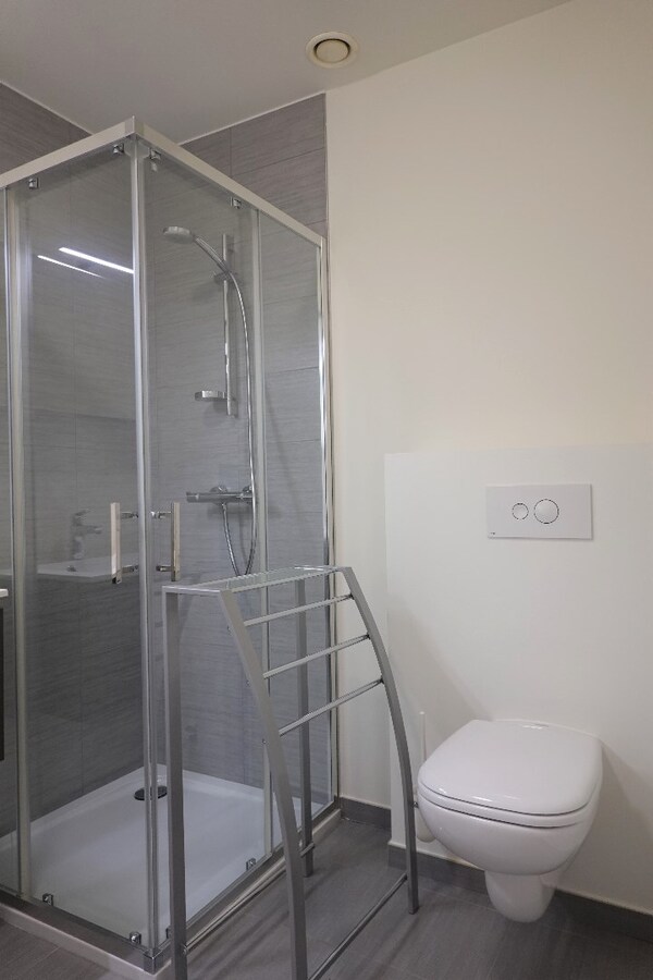 Gelijkvloers appartement (2016) met tuintje en parkeerplaats 