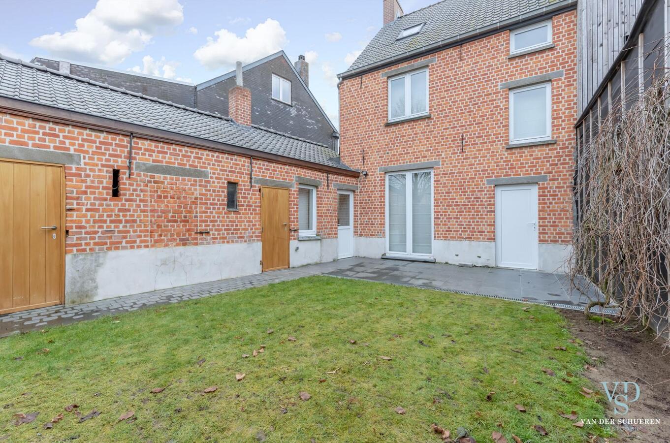 Degelijke, karaktervolle woning met tuintje. UNIEK AANBOD ! 