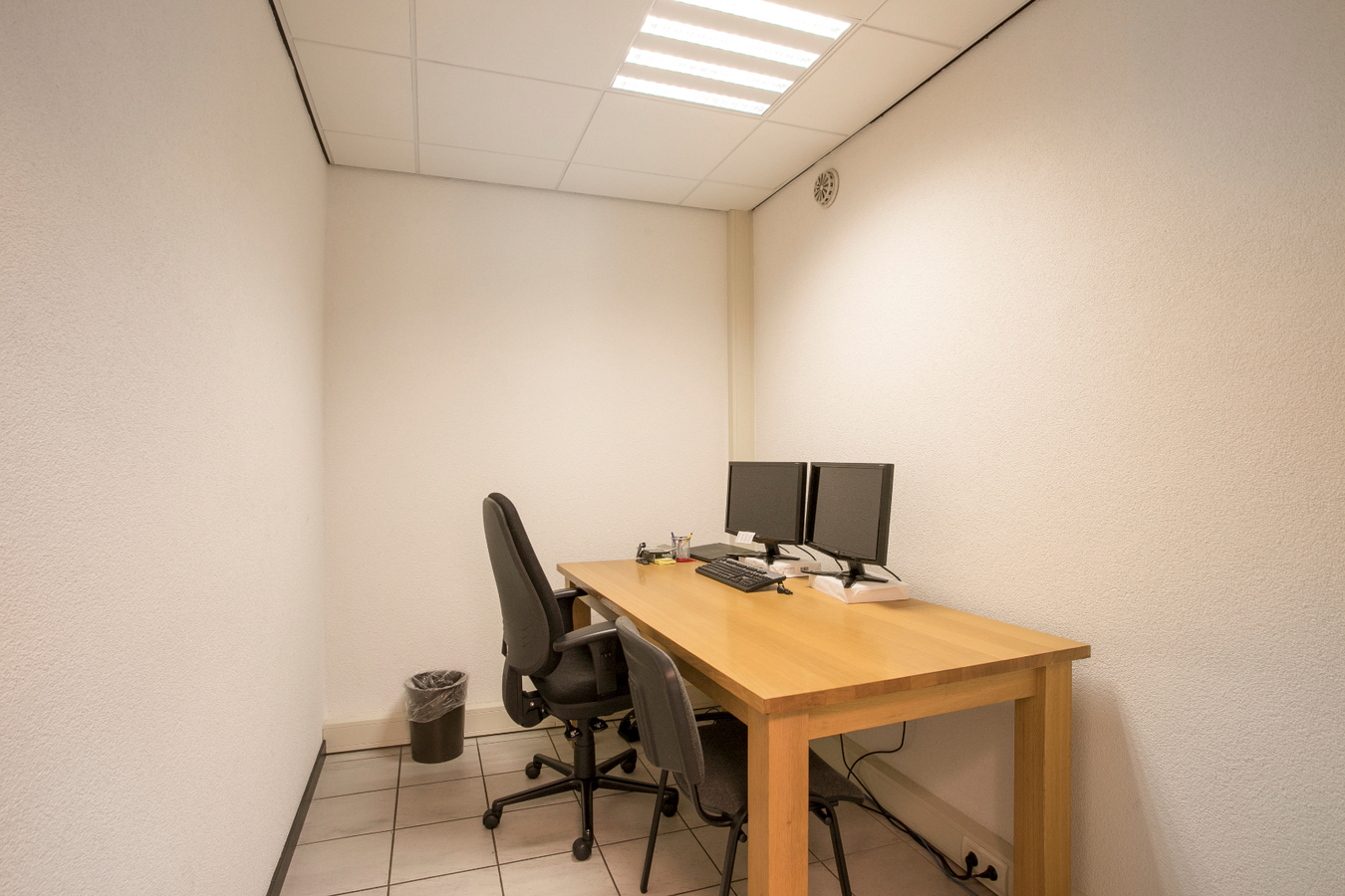 Deze vrijstaande woning met bedrijfsgebouwen staat tegen het bedrijventerrein van Reusel. 