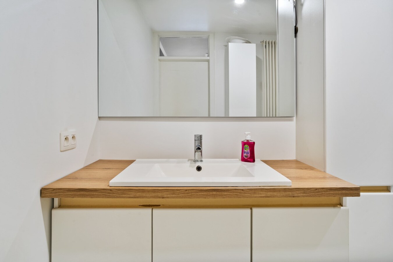 Prachtig gelegen halfopen woning met garage en prachtige landelijke verzichten. 