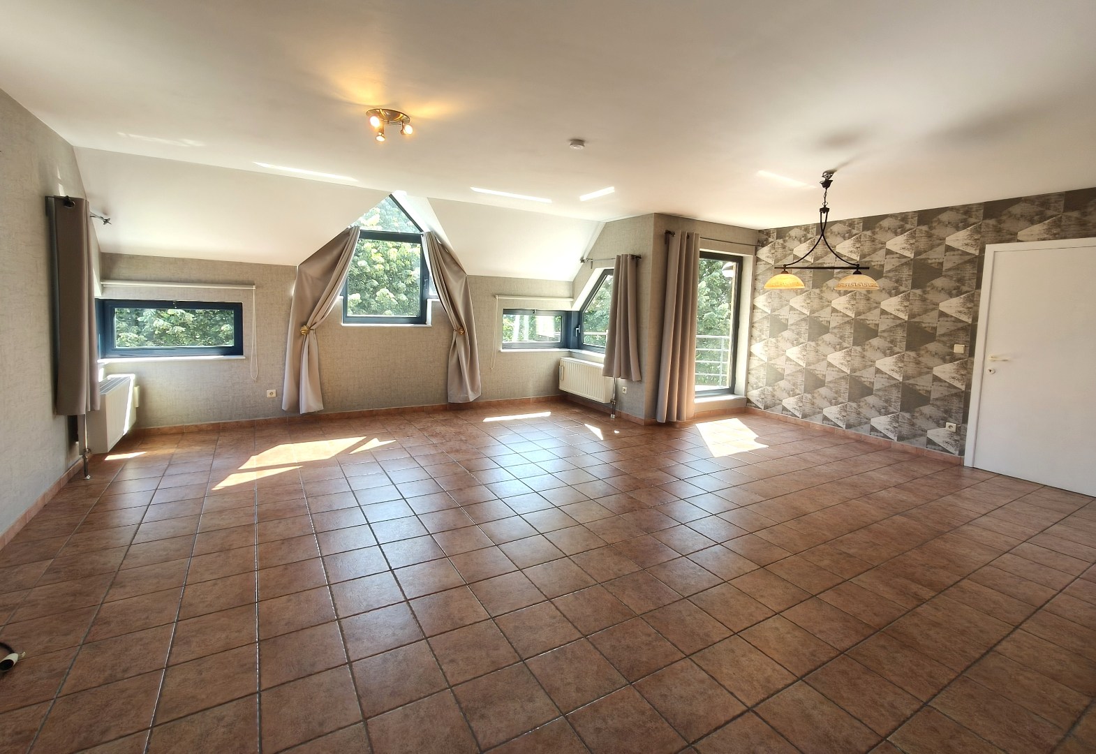 RUIM APPARTEMENT (124M²) MET GARAGE - PRACHTIG GELEGEN 