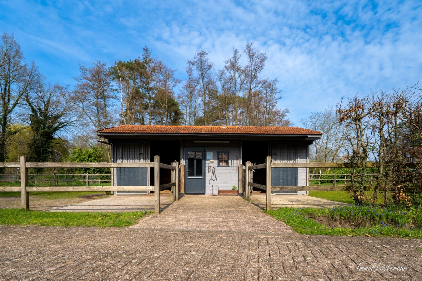 Karakteristieke woning met charmante chalet en paardenfaciliteiten op ca. 9.604 m² te Geel 