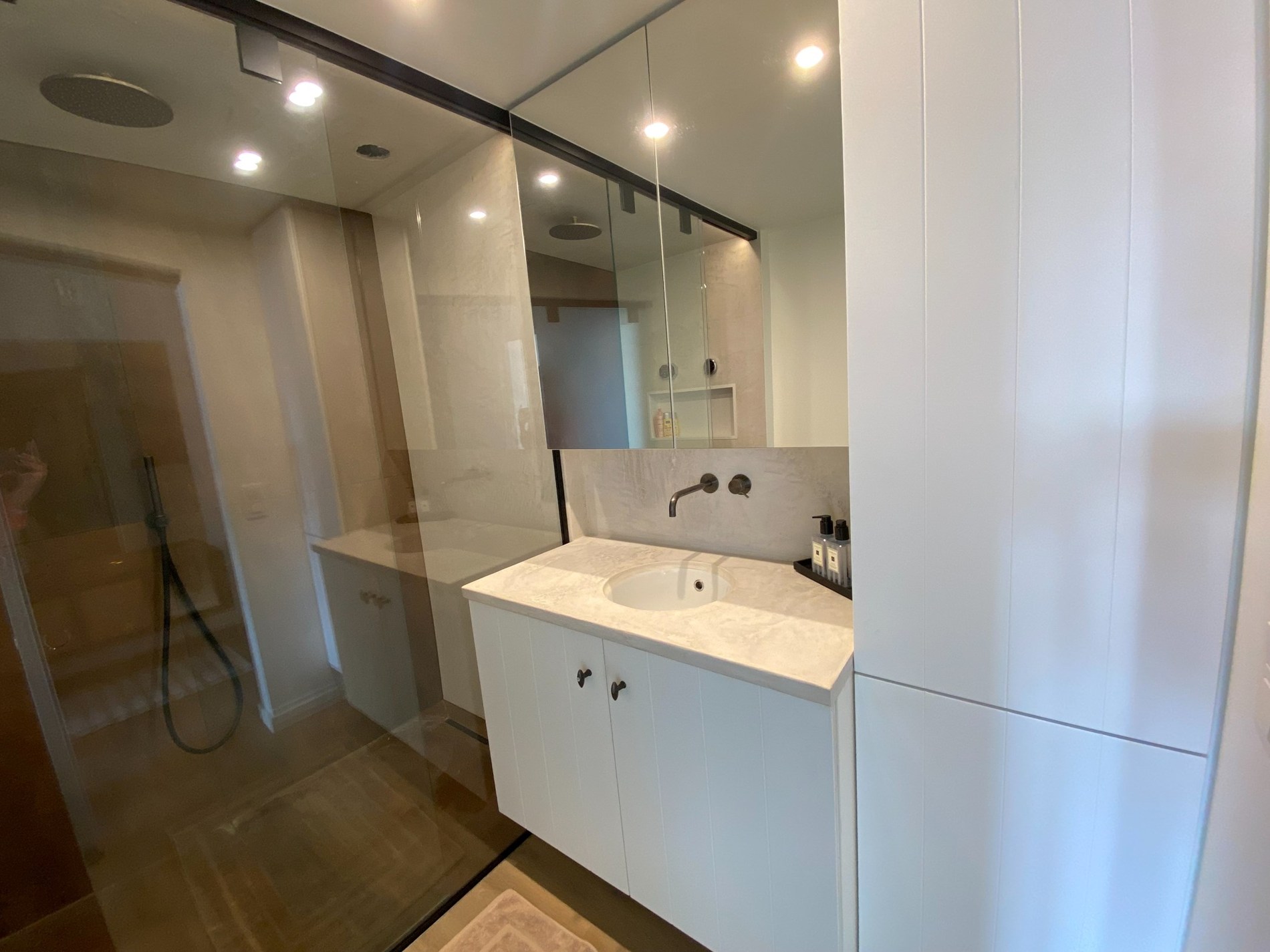 GEMEUBELD - Modern ingericht appartement met 2 volwaardige slaapkamers gelegen in de Lippenslaan. 