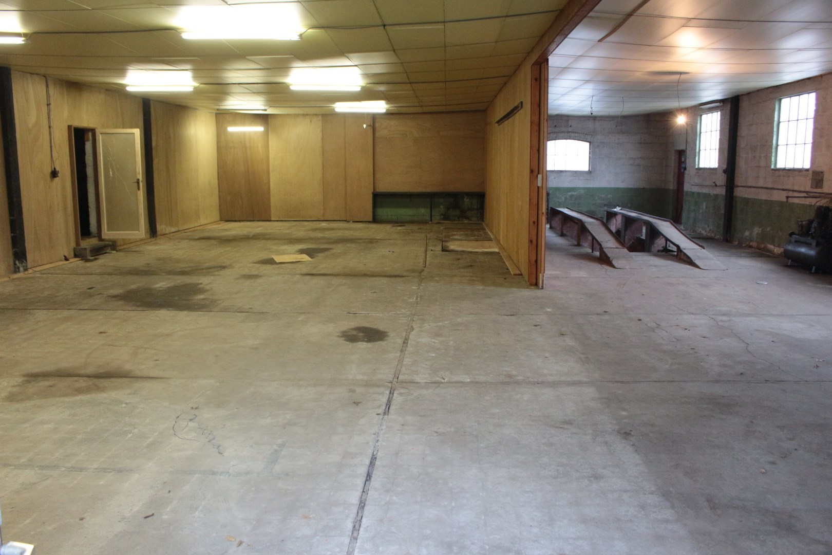 centraal gelegen loods van 284m² met automatische inrijpoort 