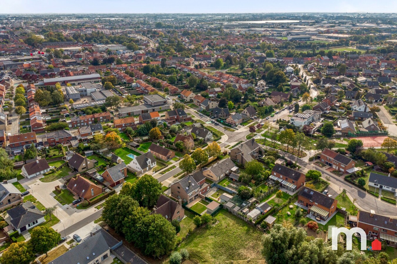 Unieke Villa te Roeselare met Zwembad en 5 slaapkamers op 987m² ! 