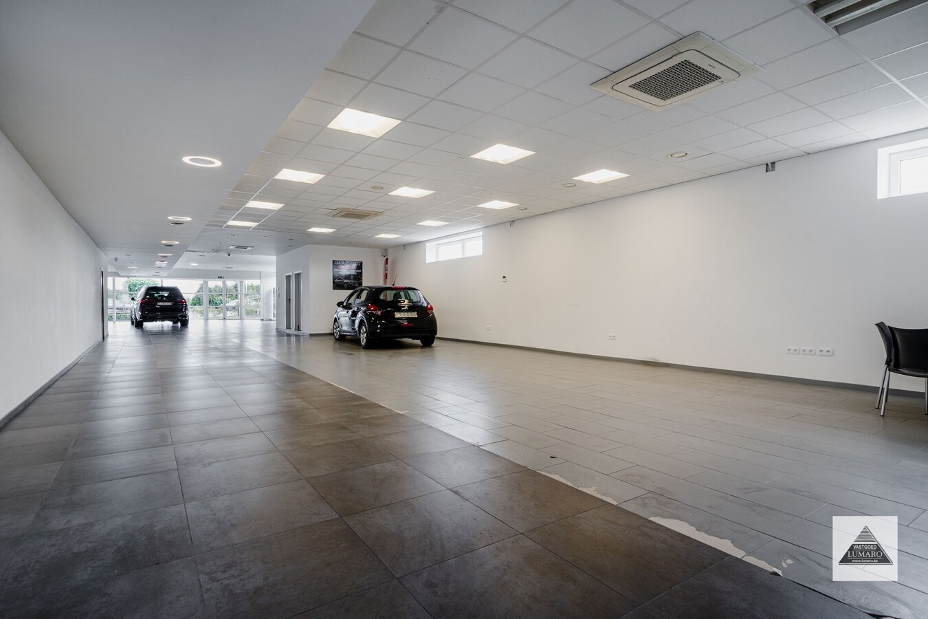 Schitterende showroom 280 m² (+ kantoren), op 2,4 km van de nieuwe Mc Donalds. 