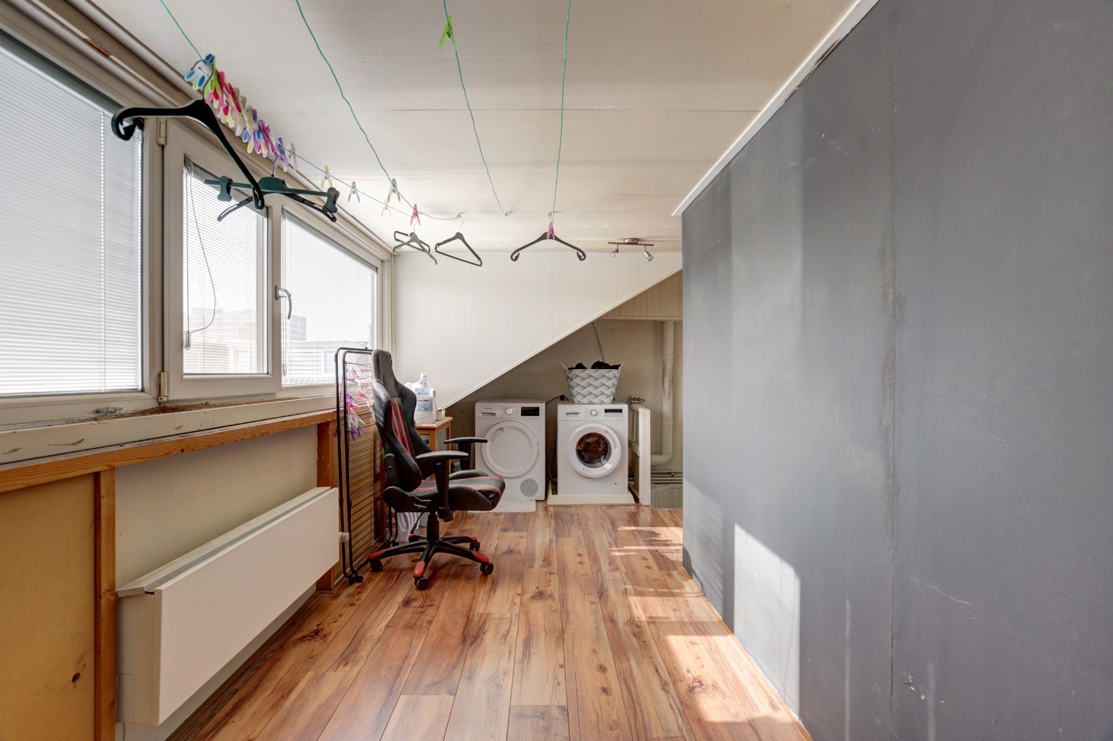 Ruime uitgebouwde 6-kamer hoekwoning met kunststofkozijnen, dakkapellen, grote tuin en eigen grond. 