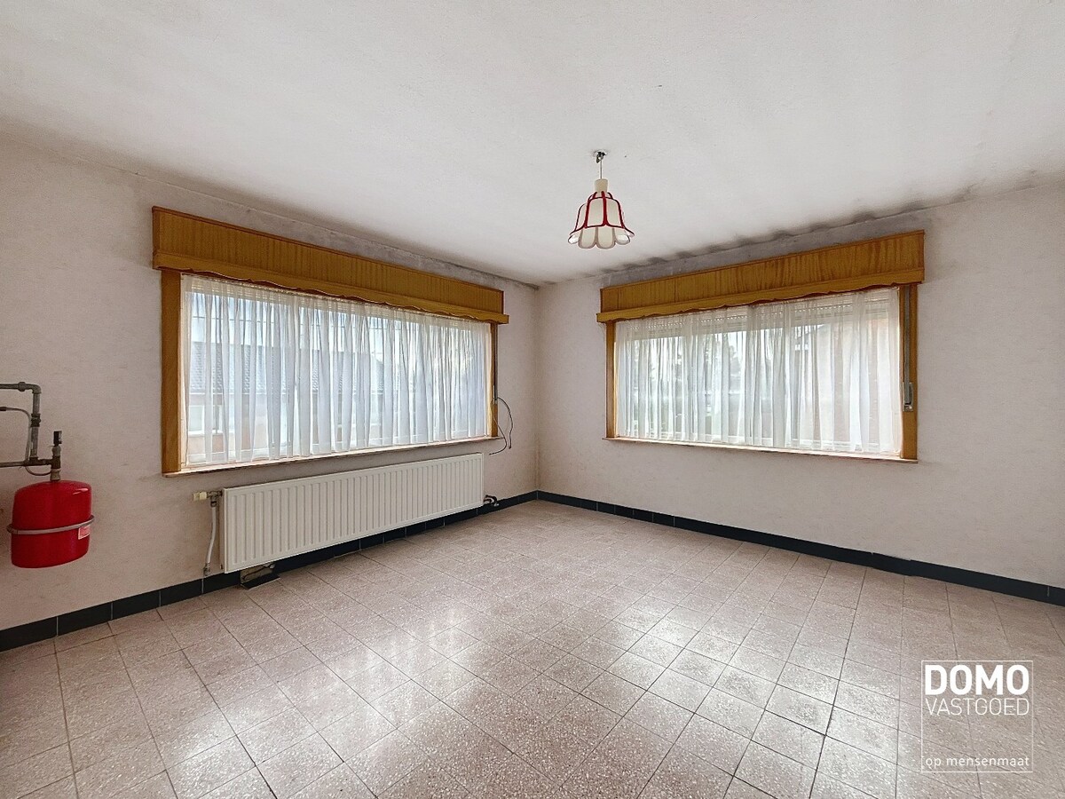 TE RENOVEREN WONING MET GARAGE, 3 SLAAPKAMERS EN GEZELLIGE TUIN OP EEN PERCEEL VAN 8A14CA 