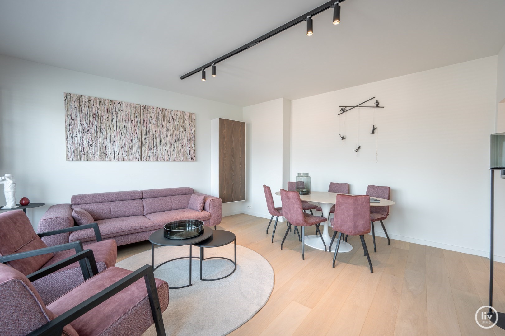 Volledig gerenoveerd 2 slaapkamer-appartement met een magnifiek OPEN ZICHT over de villa's te Churchilllaan. 