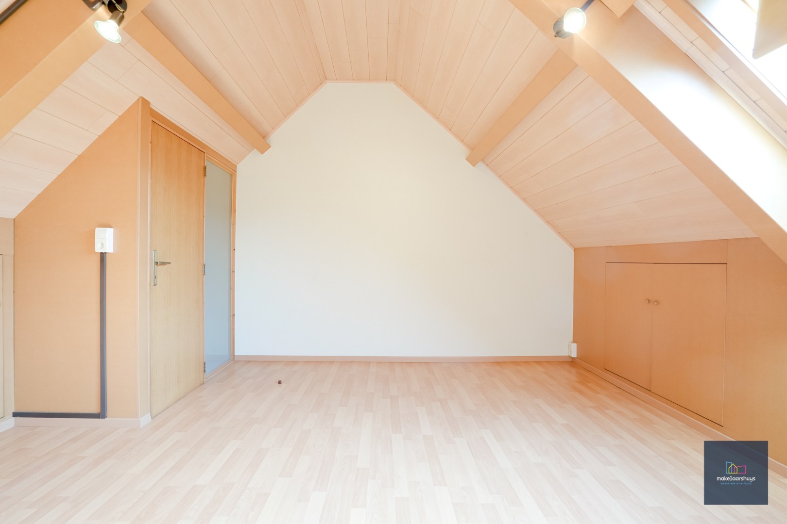 Ruime  halfopen bebouwing  met  zonnige tuin, terras en garage in Waarschoot 