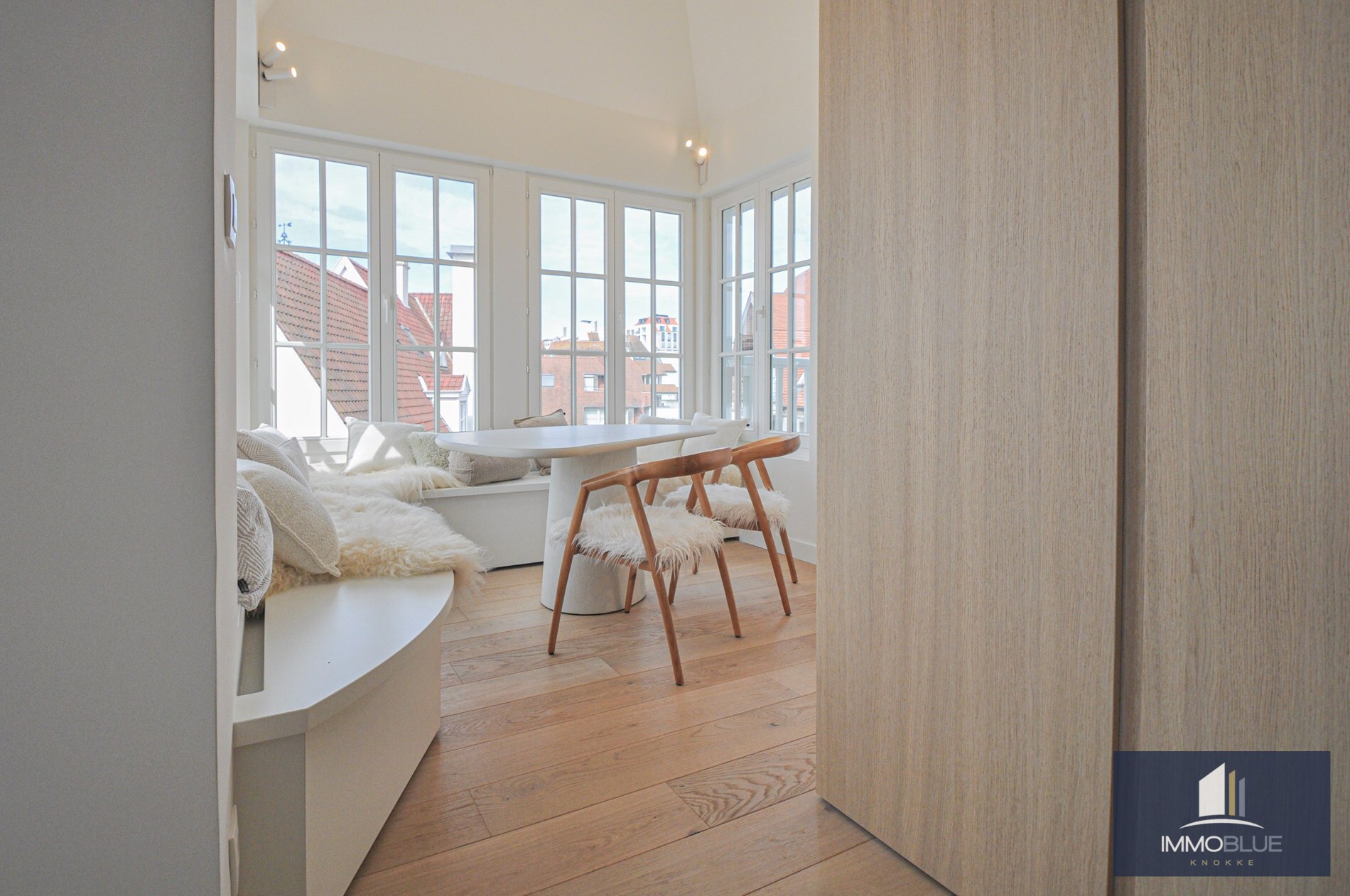 Appartement entièrement rénové avec de grandes terrasses ensoleillées. 