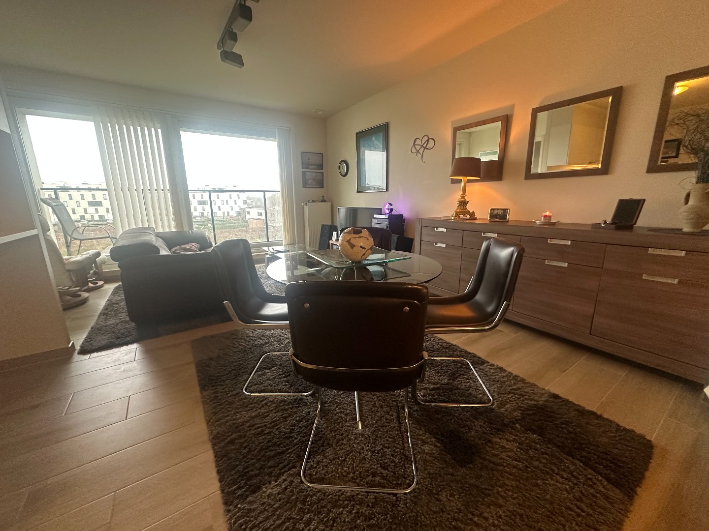 Modern 1-slpk app met terras en staanplaats 