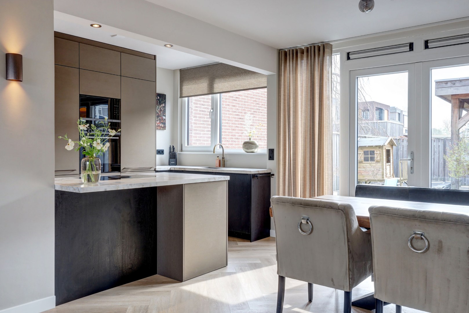 Energiezuinig (A++) en instapklaar 6-kamer gezinswoning met luxe keuken, vijf slaapkamers en zonnige tuin op het zuidoosten 