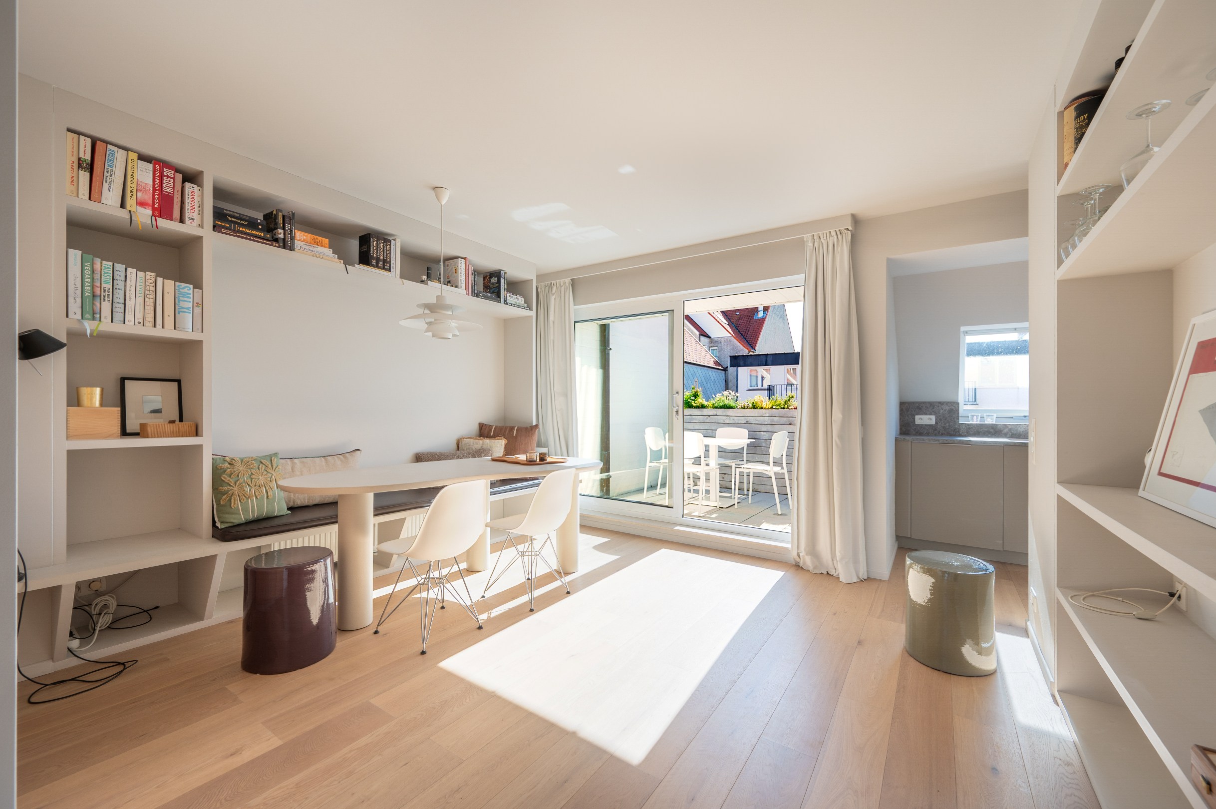 Stijlvol appartement met 2 zonnige terrassen op een toplocatie in Knokke Centraal gelegen tussen zeedijk en Lippenslaan. 