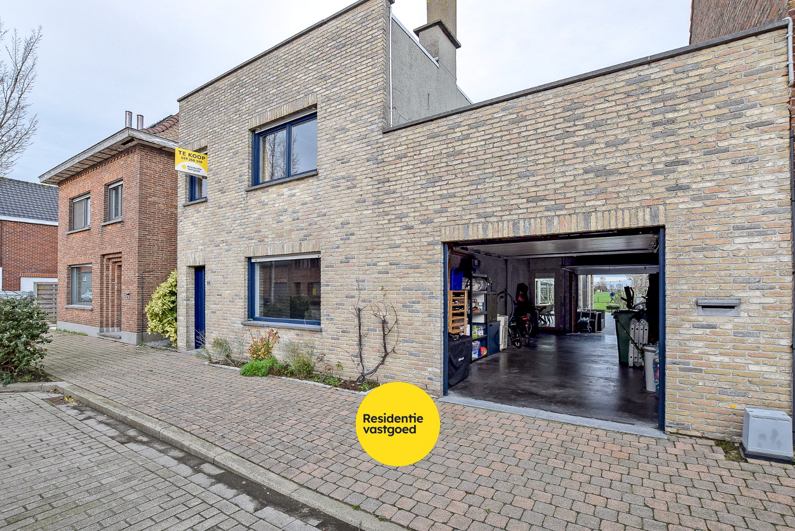 Rustig gelegen gerenoveerde woning op 470 m² te Leke met vergezichten en ruime garage. 