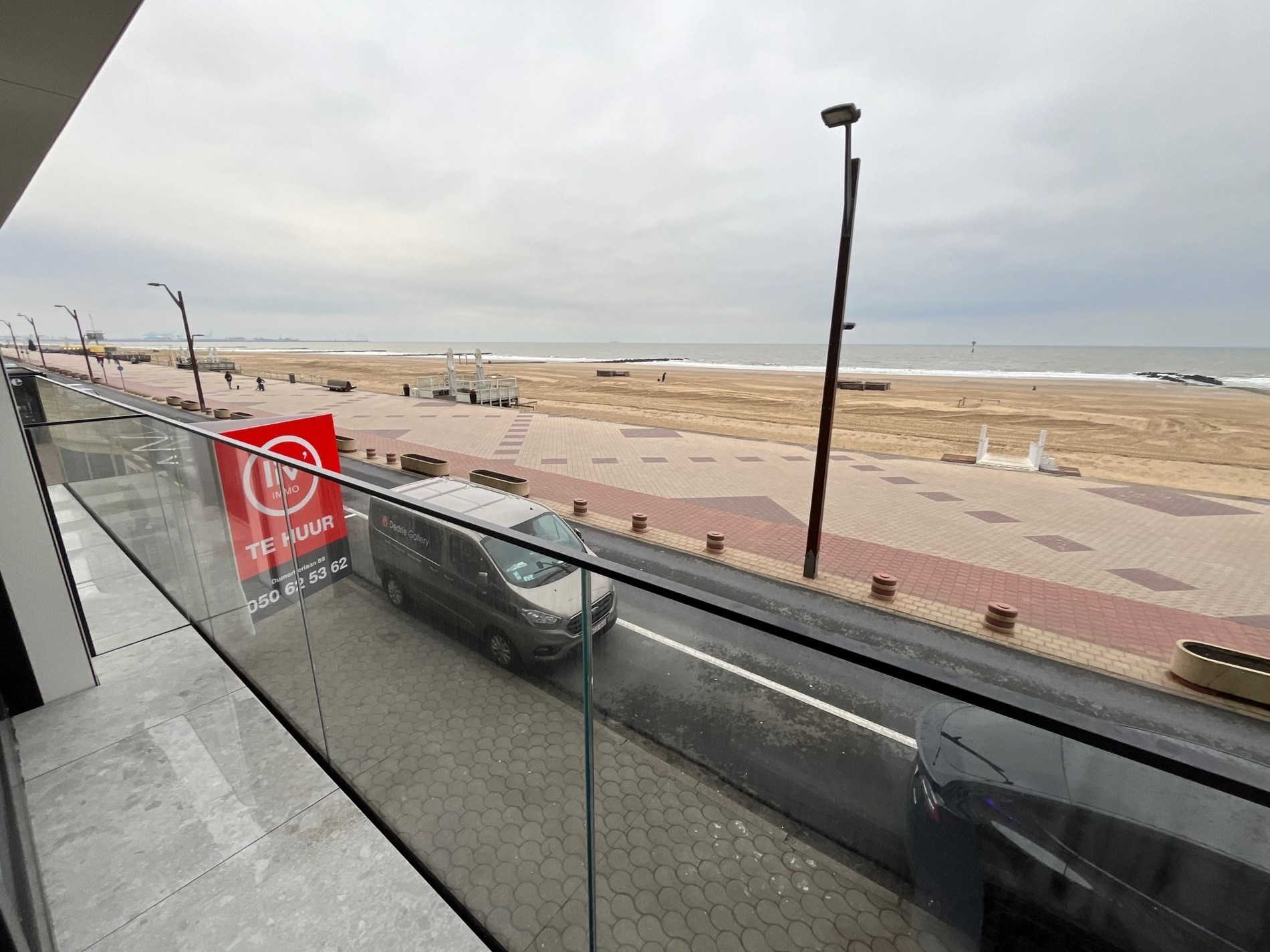 GEMEUBELD - Instapklare studio met frontaal zeezicht centraal gelegen tussen het Van Bunnenplein &amp; Albertplein. 