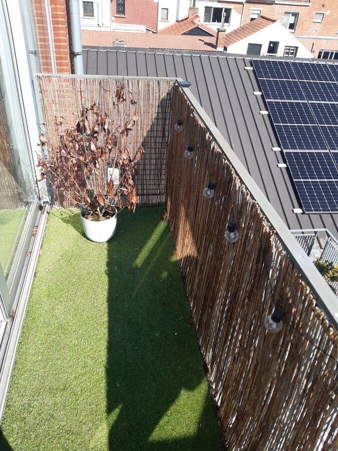 Lichtrijk dakappartement (geen vaste kosten). 