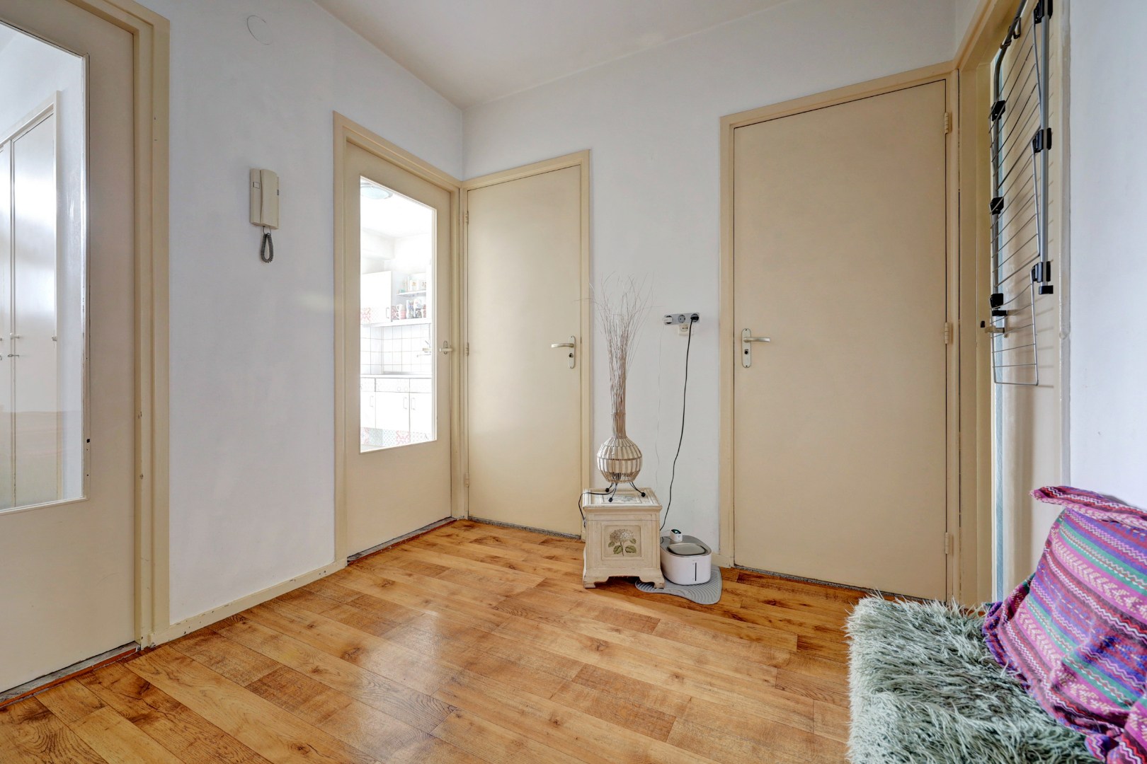 Dit ruime 3 -(voorheen 4) kamer appartement heeft een lichte woonkamer, zonnige balkon, 2 slaapkamers en is gelegen op 6e etage. 