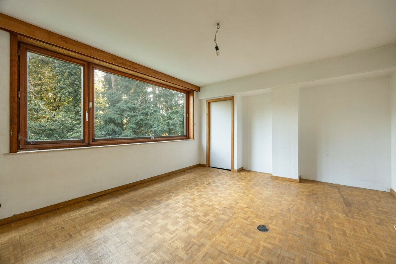 Te renoveren villa met 5 slaapkamers en prachtige tuin op toplocatie 