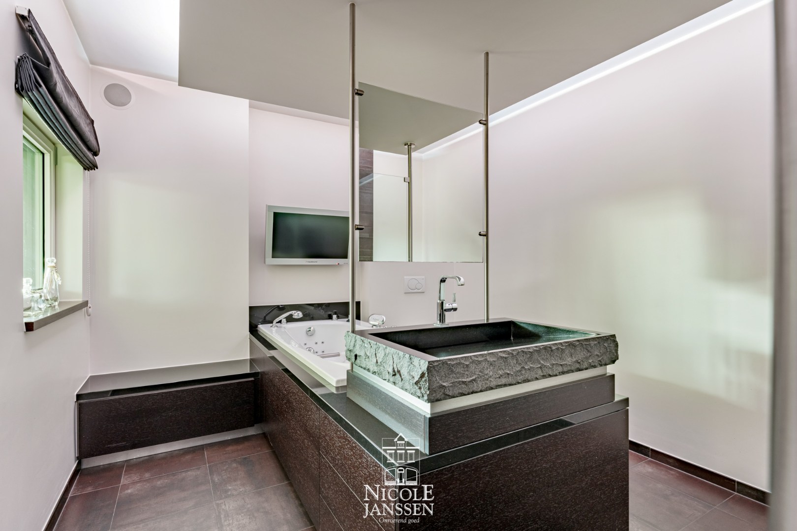 Badkamer met ligbad met jetstreams, inloopdouche en wastafel