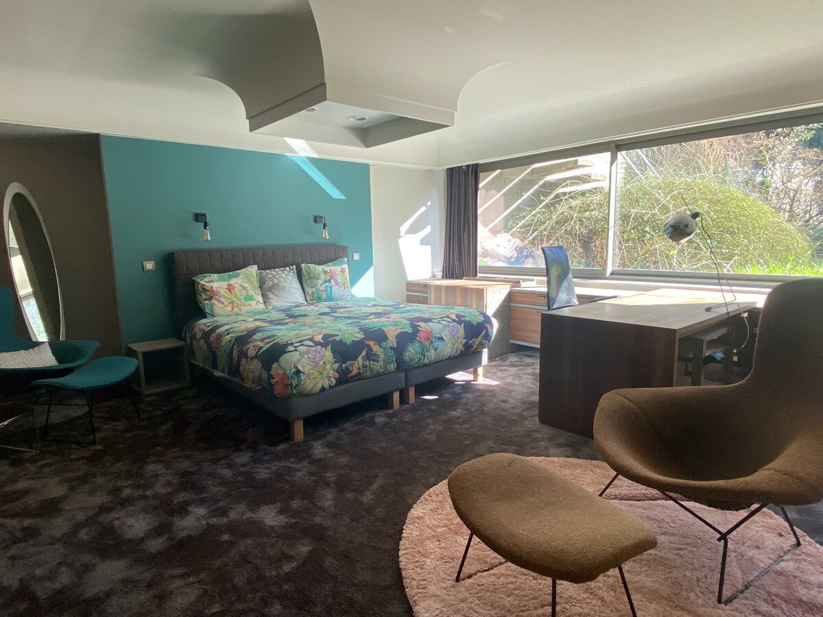 Authentique villa du 20e siècle, rénovée par un architecte de renom, avec 6 chambres et jardin ! 