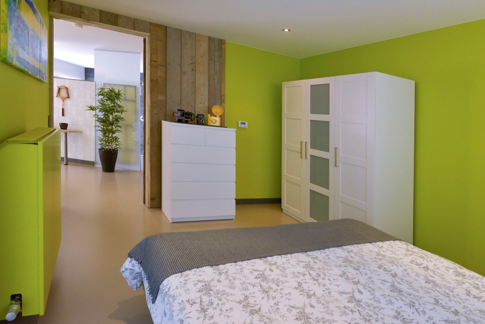 Ruime benedenwoning met garage, polyvalente ruimte, terras, badkamer en 1 slpk te koop te Klemskerke (De Haan) 