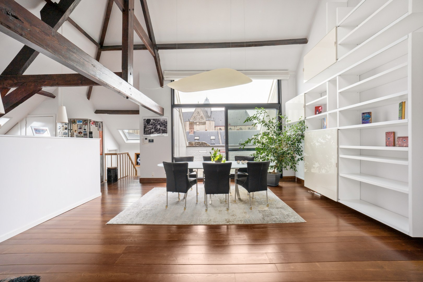 Bijzonder ruim duplexappartement met dakterras in hartje Gent 