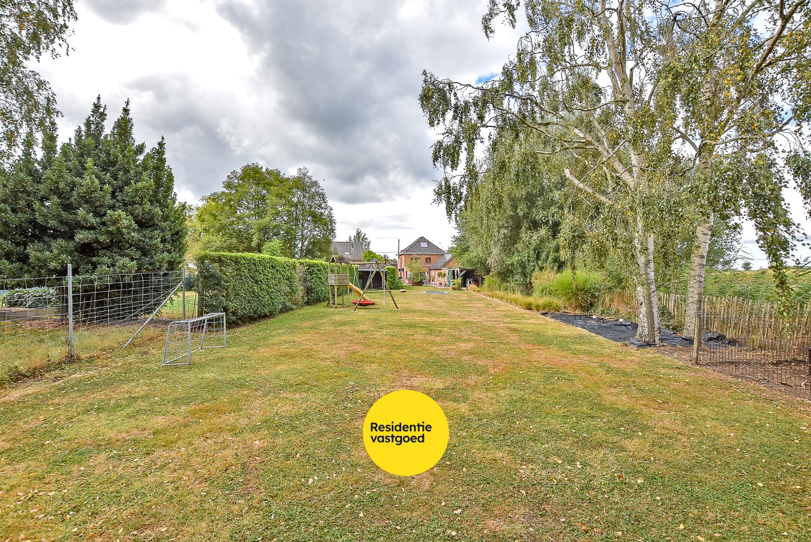 Instapklare alleenstaande woning met 4/5 slaapkamer op 2.084m² te Diksmuide! 